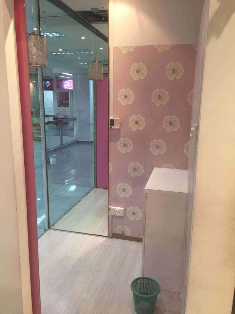 (Sold) Beauty Salon with 3 rooms + a Bathroom. No Takeover Fee. Call 90083036