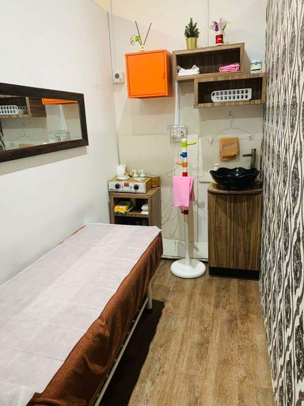 (Expired)Jurong East Mrt: Full Service Fully Equipped Beauty Salon For Take Over