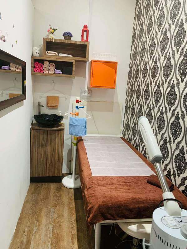 (Expired)Jurong East Mrt: Full Service Fully Equipped Beauty Salon For Take Over