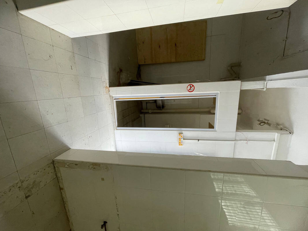 can rent half shop at $2800. Whole $5800. Convenient Location. 2 Mrt, Famous Coffee Shop