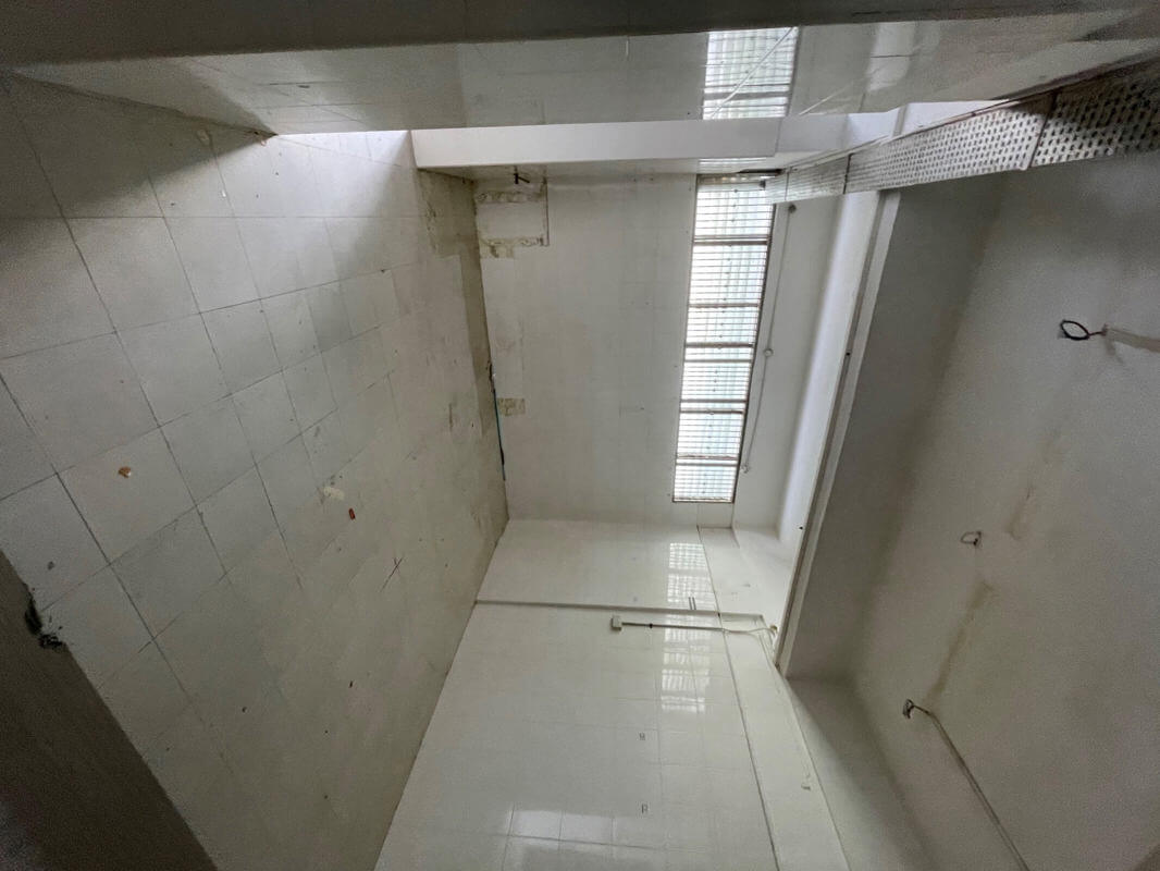 can rent half shop at $2800. Whole $5800. Convenient Location. 2 Mrt, Famous Coffee Shop