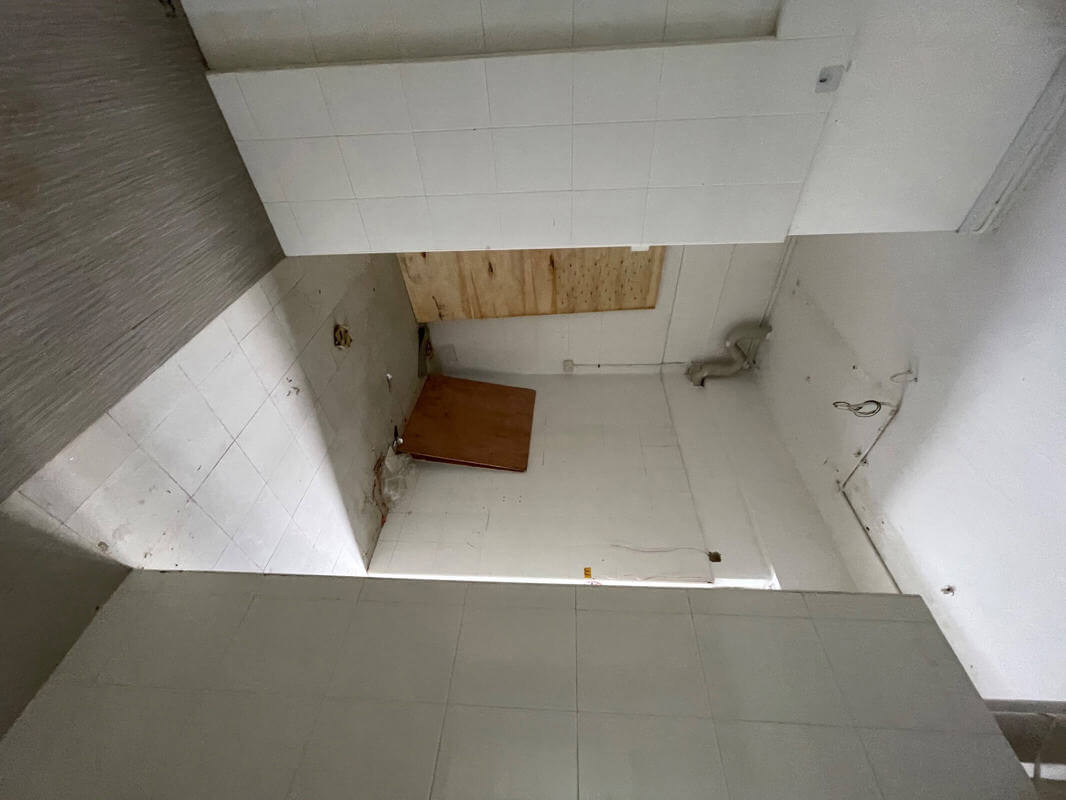 can rent half shop at $2800. Whole $5800. Convenient Location. 2 Mrt, Famous Coffee Shop