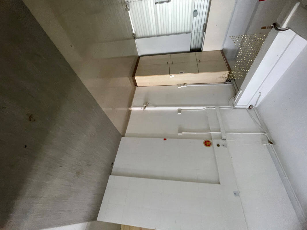 can rent half shop at $2800. Whole $5800. Convenient Location. 2 Mrt, Famous Coffee Shop