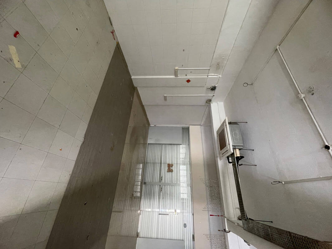 can rent half shop at $2800. Whole $5800. Convenient Location. 2 Mrt, Famous Coffee Shop