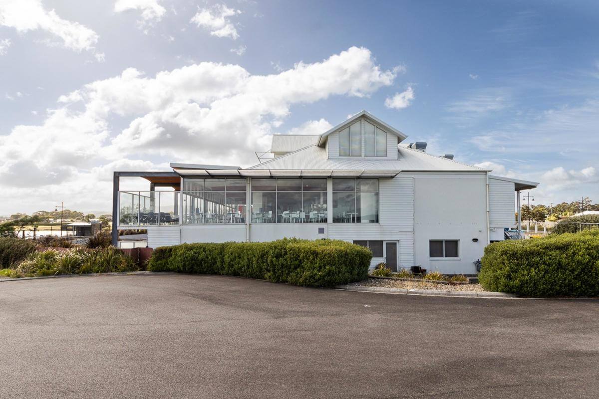 FANTASTIC PASSIVE INVESTMENT MOTEL RESTAURANT CAFE NET RENTAL INCOME $104,000 PA