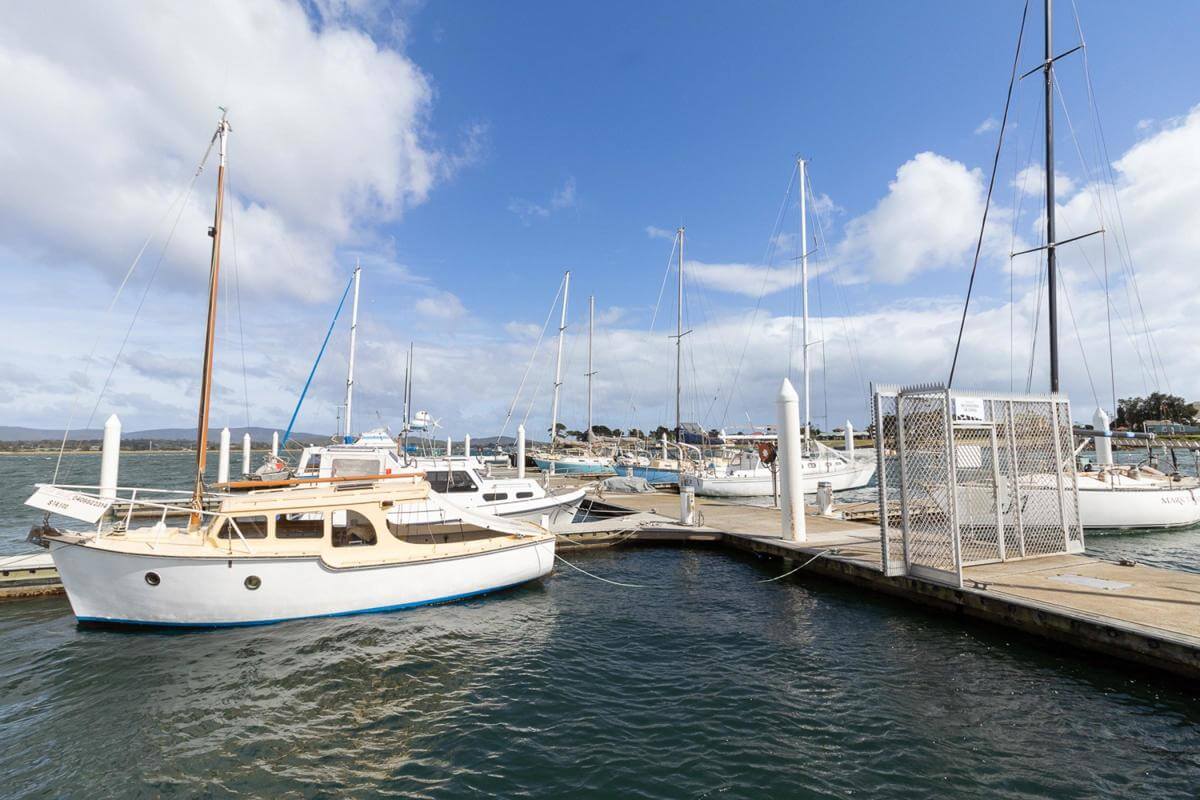 FANTASTIC PASSIVE INVESTMENT MOTEL RESTAURANT CAFE NET RENTAL INCOME $104,000 PA