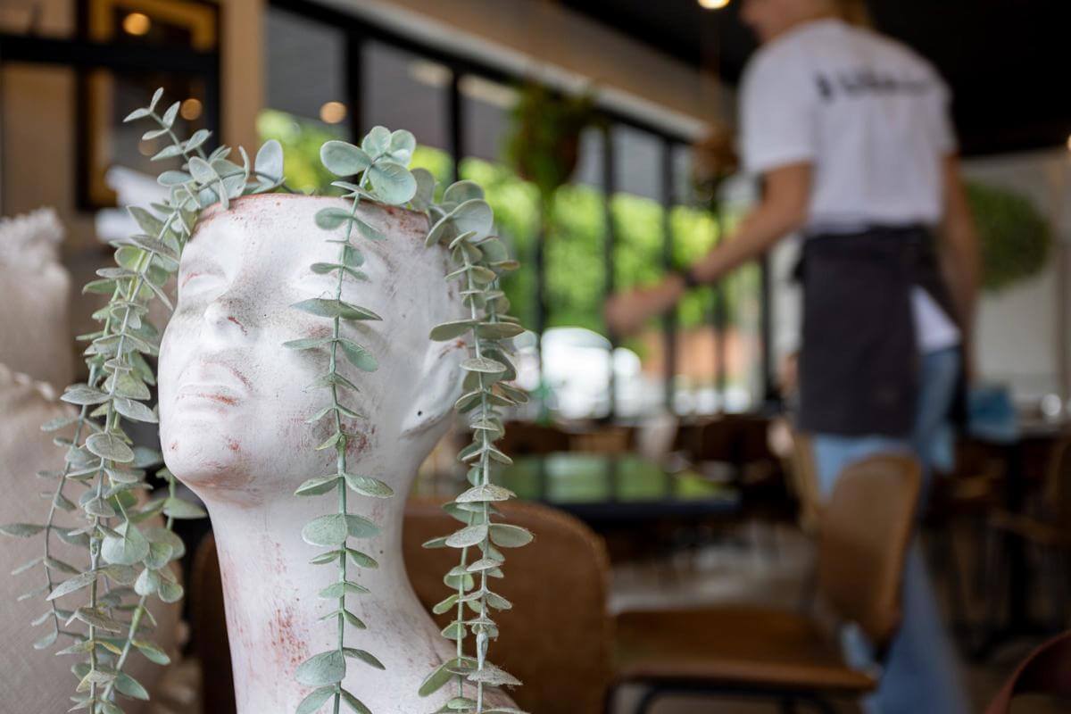 MODERN CORNER POSITION CAFE | MAS