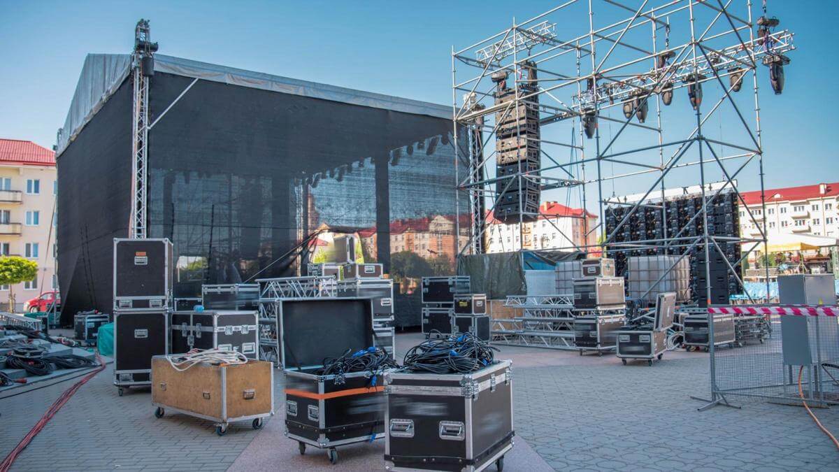 ENTERTAINMENT & PERFORMING ARTS PRODUCTS WHOLESALER