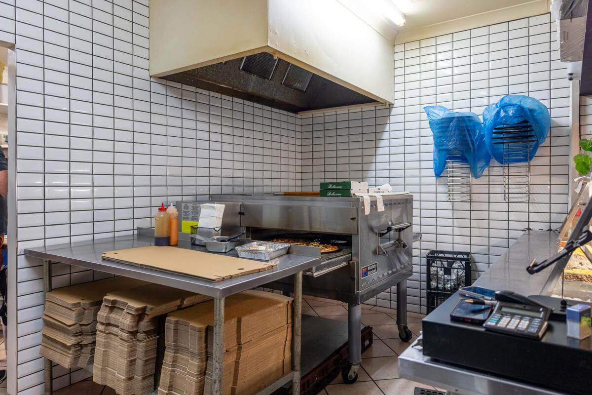 FANTASTIC RENT | LOCALS FAV PIZZERIA