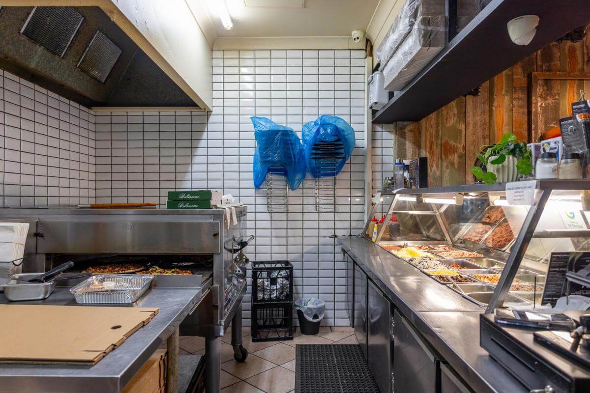 FANTASTIC RENT | LOCALS FAV PIZZERIA