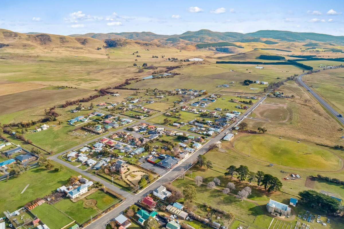 Huntington Tavern, 30 year lease Offers Over$99,500+sav