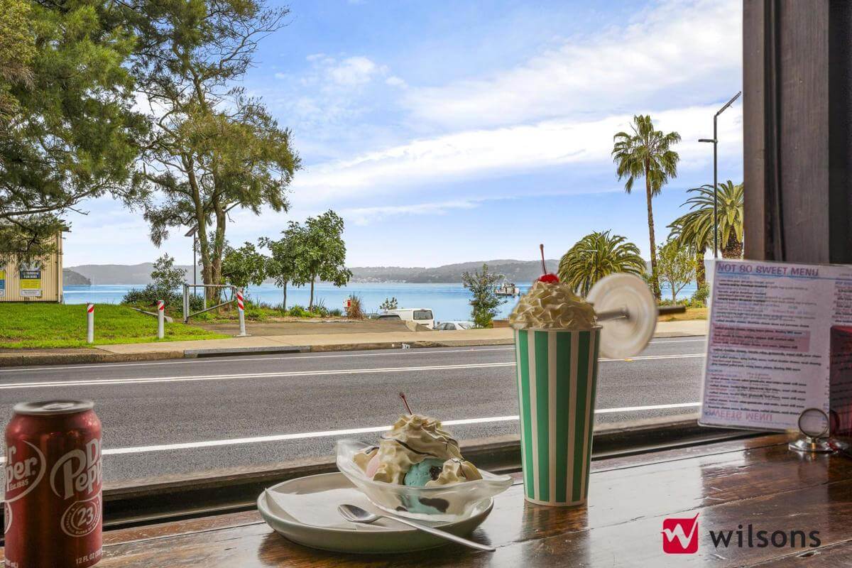 Retro themed Ice cream café & burger bar