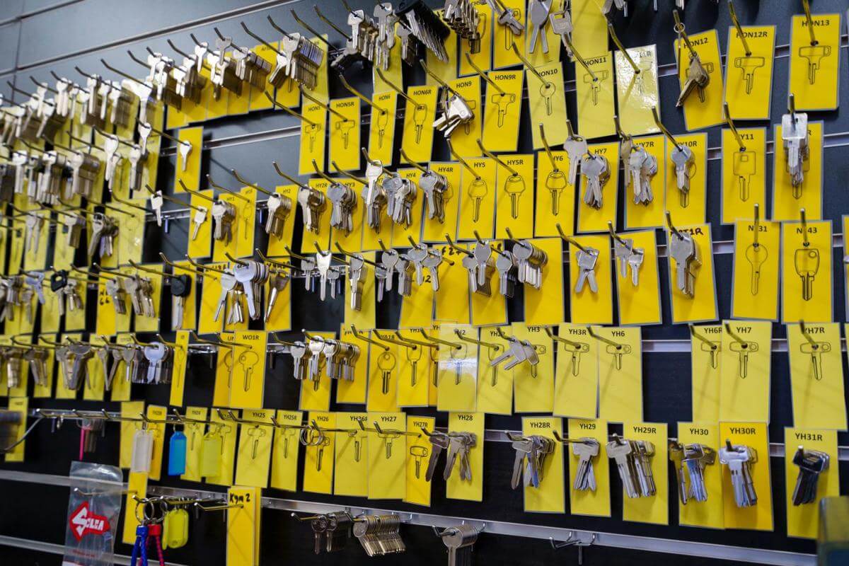 Key cutting and coding automotive  fully managed