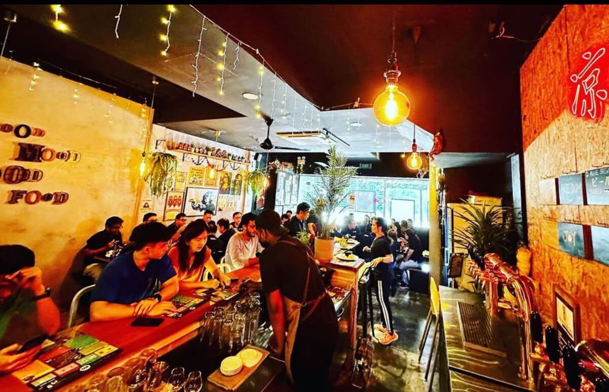 (Expired)Famous Burger Bistro With Regular Office Crowd For Sale