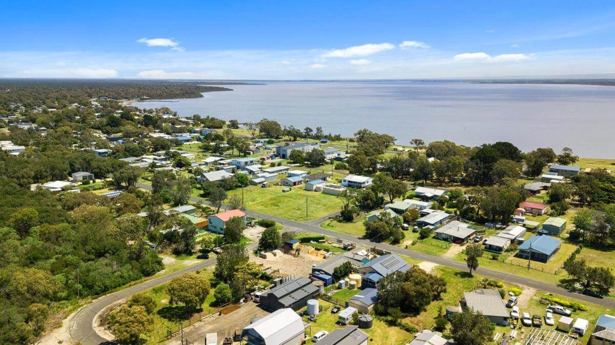 Excellent Vendors terms to buy this Garden centre and Hardware.