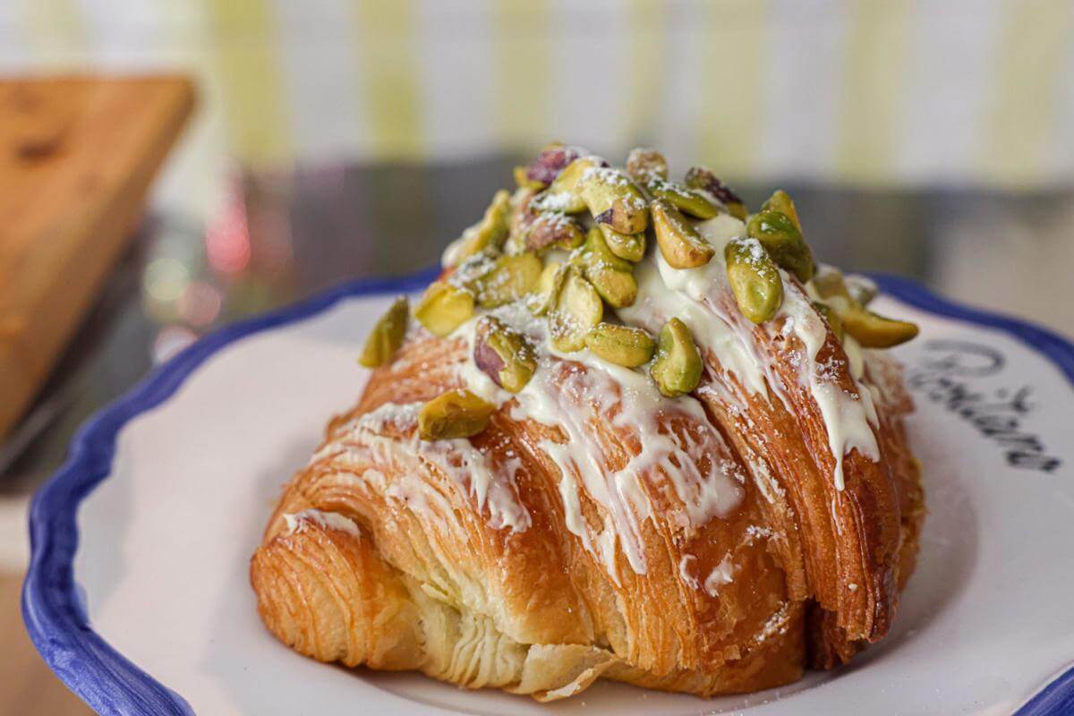 BEAUTIFUL CAFE FOR SALE | PROMINENT CORNER | MAS199