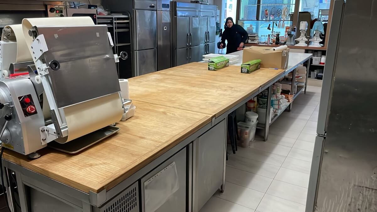 (Expired)Fully Equipped Cafe And Bakery At City Fringe With Lunch & Dinner Crowd