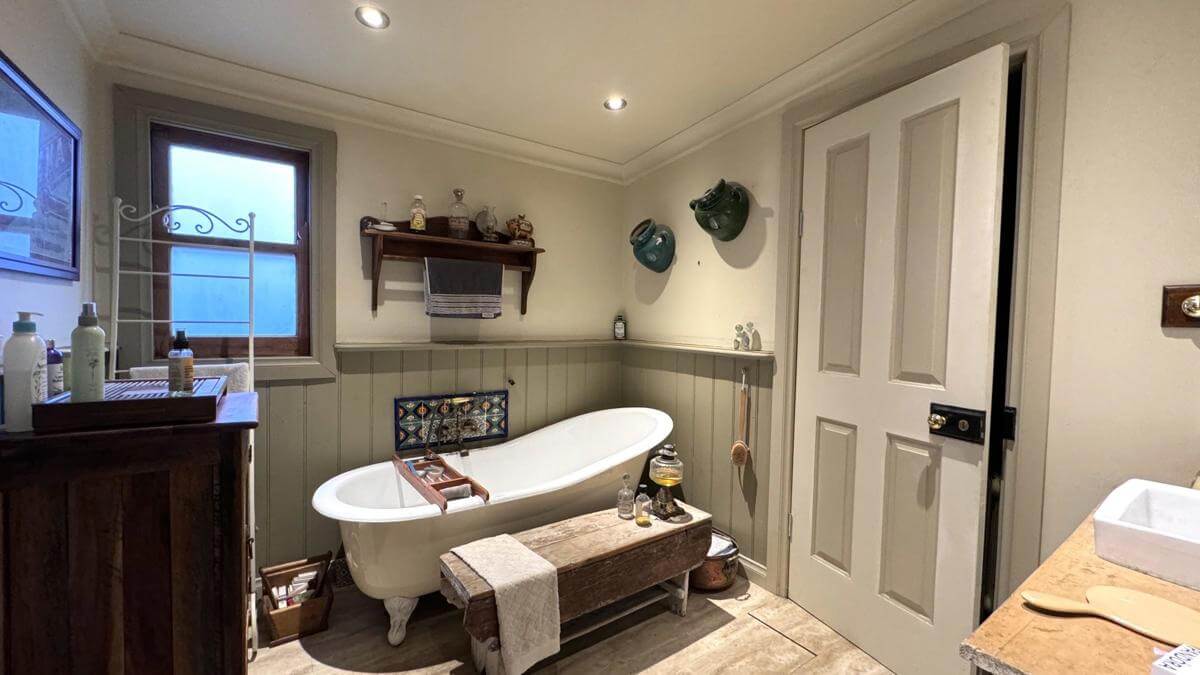 UNDER CONTRACT FREEHOLD AUS POST TASMANIA