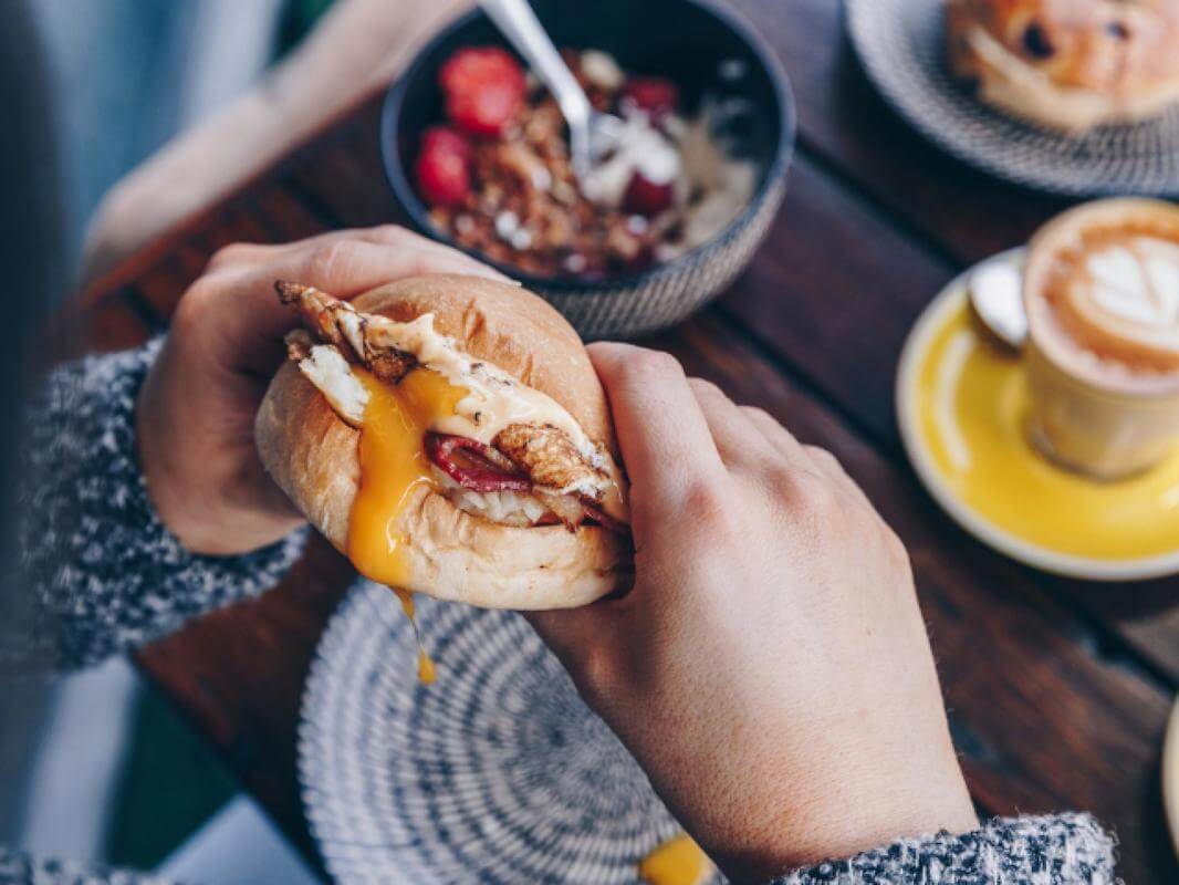 Hole-in-the-Wall Café with Cult Bagel Brand, Delivery Platforms & Growth Potential