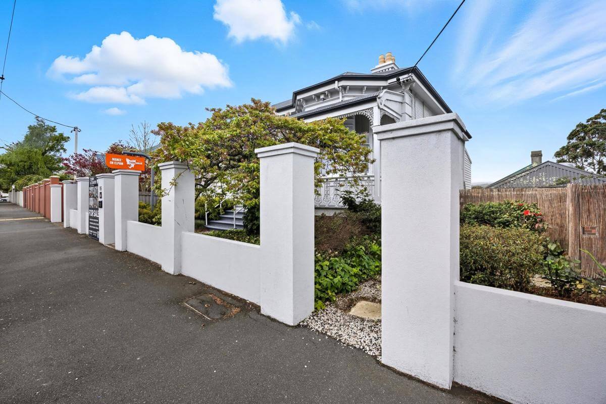 Prime Location Residence with Income or 3 BnB lets (stca) or Health Professional Rooms