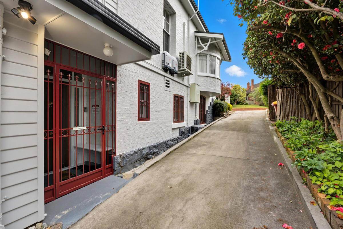 Prime Location Residence with Income or 3 BnB lets (stca) or Health Professional Rooms