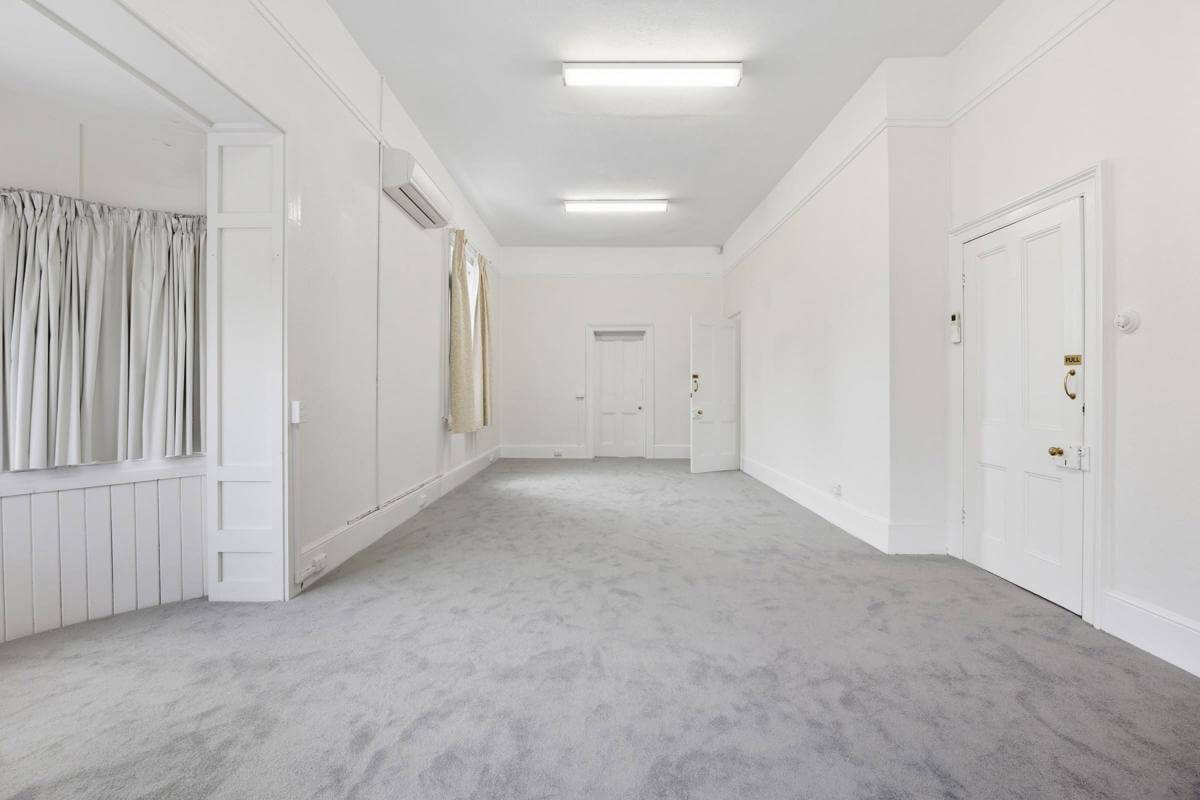 Prime Location Residence with Income or 3 BnB lets (stca) or Health Professional Rooms