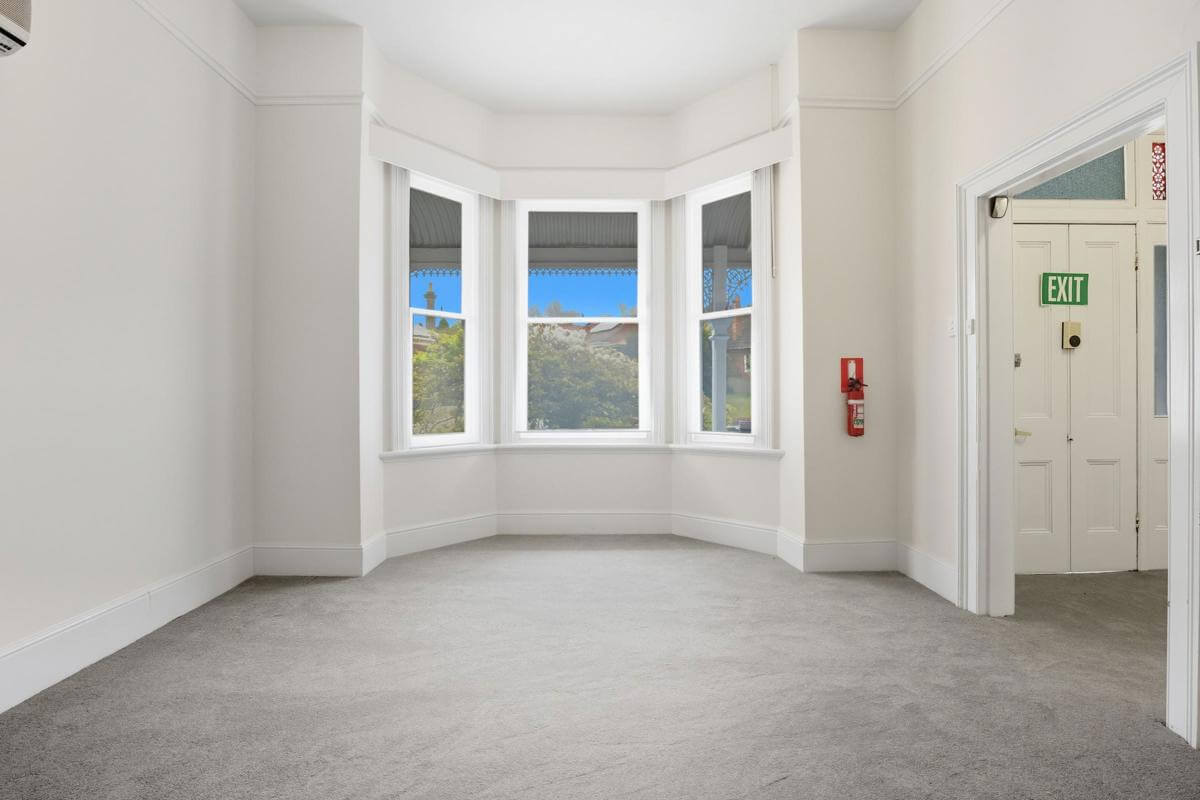 Prime Location Residence with Income or 3 BnB lets (stca) or Health Professional Rooms