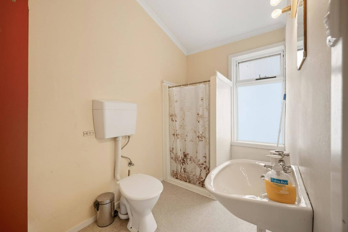 Prime Location Residence with Income or 3 BnB lets (stca) or Health Professional Rooms