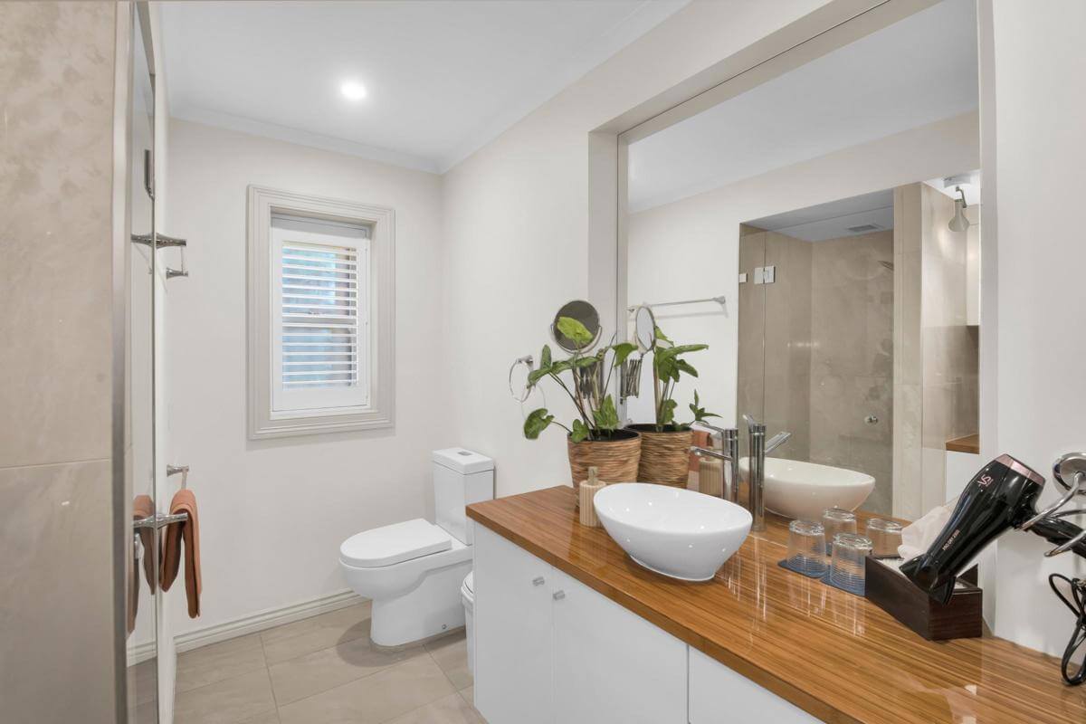 Prime Location Residence with Income or 3 BnB lets (stca) or Health Professional Rooms