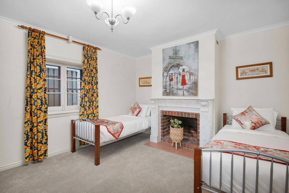 Prime Location Residence with Income or 3 BnB lets (stca) or Health Professional Rooms