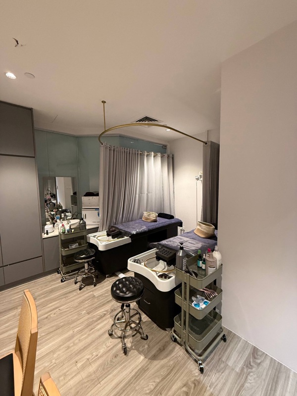 Beautifully Renovated Beauty Retail Space For Takeover
